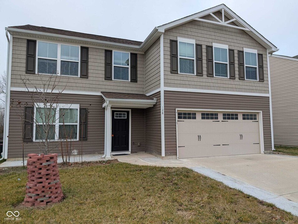 128 Traditions Pass in Greenwood, IN - Building Photo