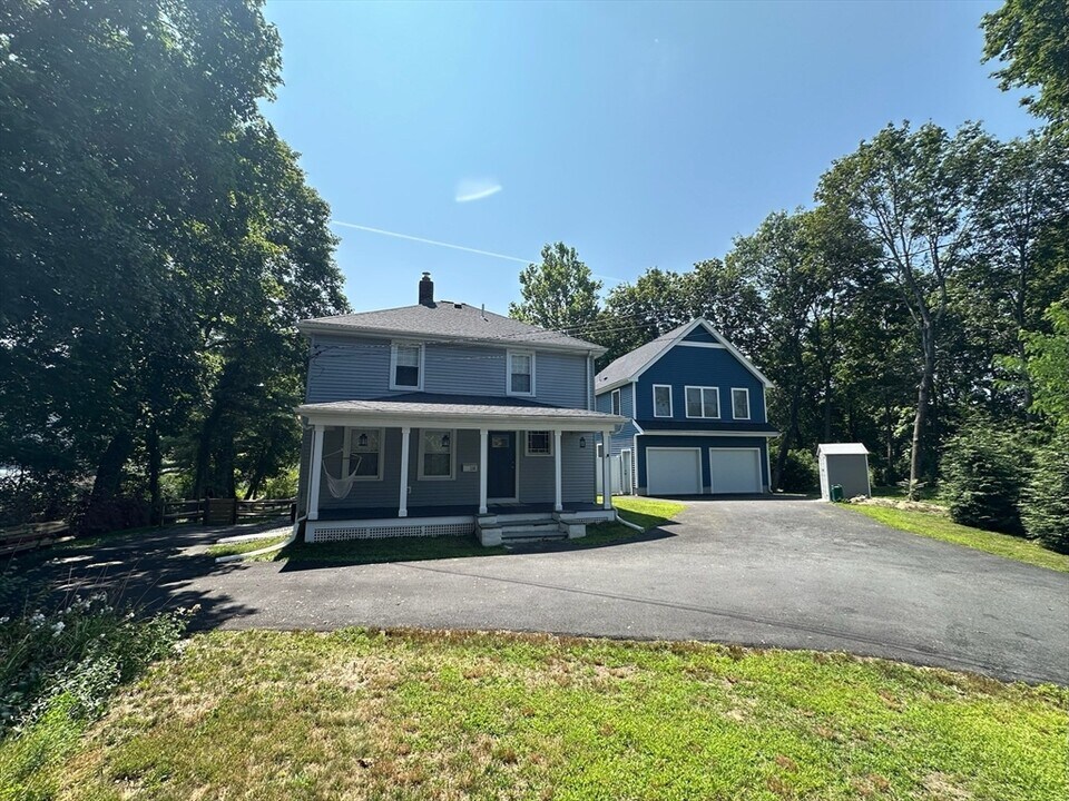 135 E Central St in Natick, MA - Building Photo