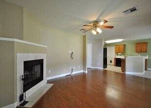 6150 Jumano Ln in Austin, TX - Foto de edificio - Building Photo