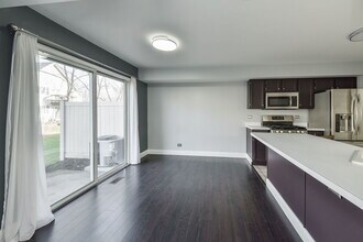 86 Cambridge Ave in Streamwood, IL - Building Photo - Building Photo