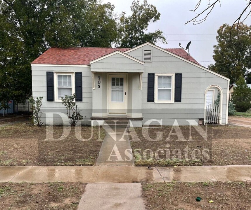 705 N Elm St in Carlsbad, NM - Building Photo