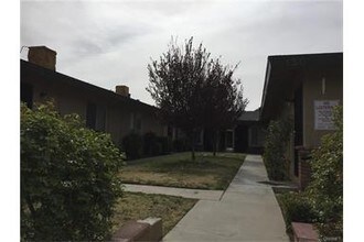 150-160 E Lancaster Blvd in Lancaster, CA - Foto de edificio - Building Photo