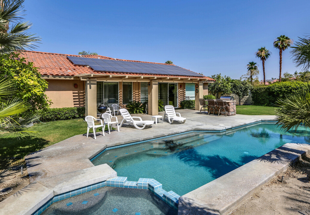 40750 Avenida Arcada in Palm Desert, CA - Foto de edificio
