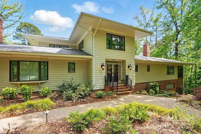 property at 115 Forest Cliff Ct NE