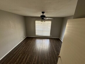 6718 Callaghan Rd, Unit Callaghan Place Apt 313 in San Antonio, TX - Foto de edificio - Building Photo