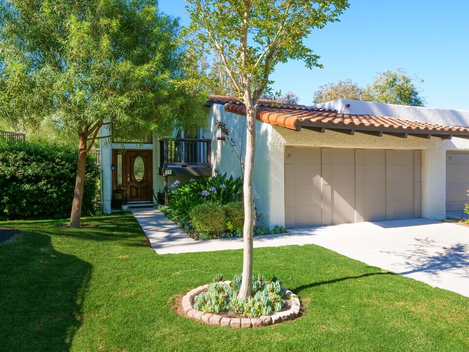 17 Aspen Way in Rolling Hills Estates, CA - Building Photo