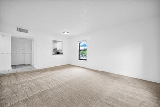 7550 Stirling Rd in Hollywood, FL - Foto de edificio - Building Photo