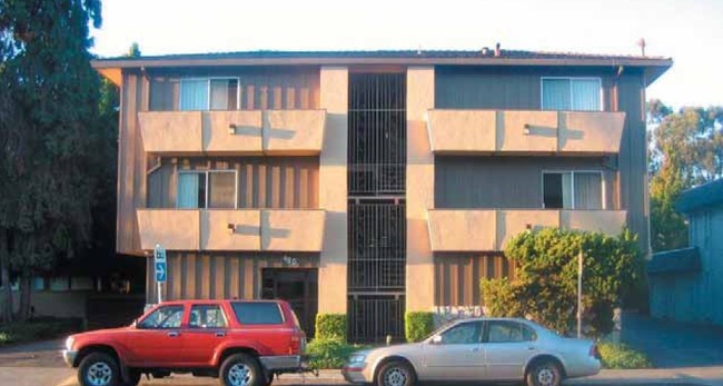 Estudillo Apartments in San Leandro, CA - Foto de edificio - Building Photo