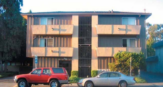 Estudillo Apartments in San Leandro, CA - Building Photo - Building Photo