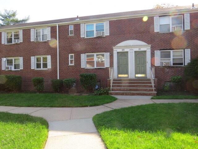 29 Carolyn Ter, Unit b in Roselle, NJ - Building Photo
