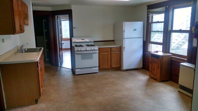 461 Colchester Ave, Unit Walking Distance to UVM in Burlington, VT - Building Photo - Building Photo