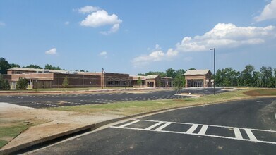 404 St Claire Dr in Alpharetta, GA - Building Photo - Building Photo