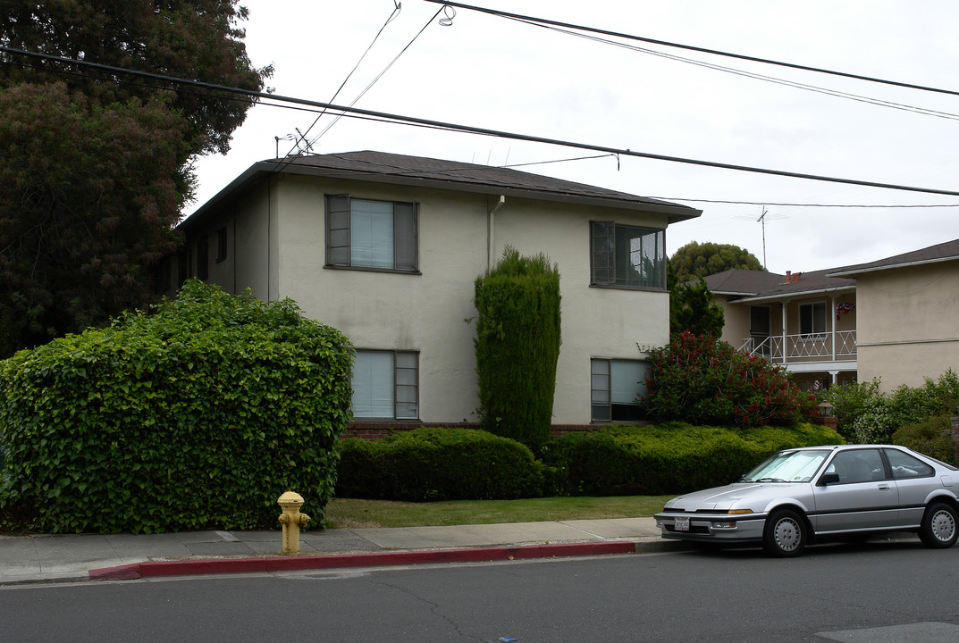 825 Roble Ave in Menlo Park, CA - Foto de edificio