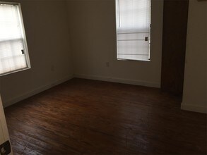 1100 Chihuahua St in Lockhart, TX - Foto de edificio - Building Photo