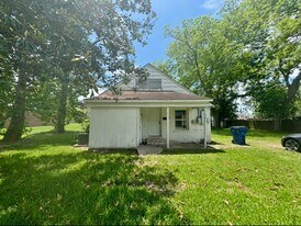 701 N Hackberry St in Sweeny, TX - Building Photo