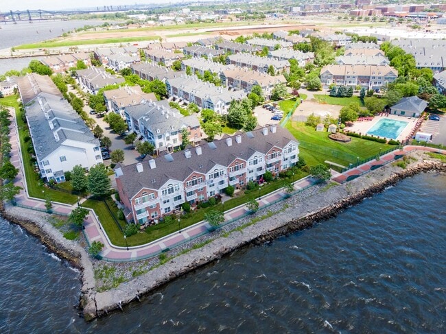 13 McMartin Ct in Jersey City, NJ - Building Photo - Building Photo