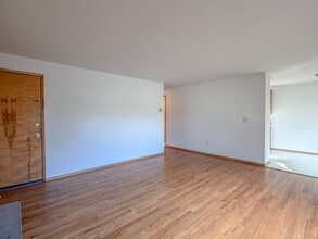 5214 Sand Point Way NE in Seattle, WA - Building Photo - Building Photo