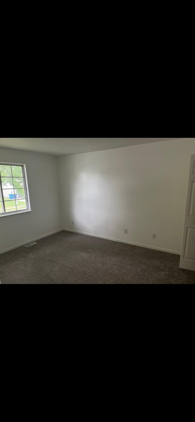 242 Country Wood Dr in Whiteland, IN - Building Photo - Building Photo