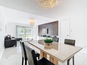 5415 Vineland Rd in Orlando, FL - Building Photo - Building Photo