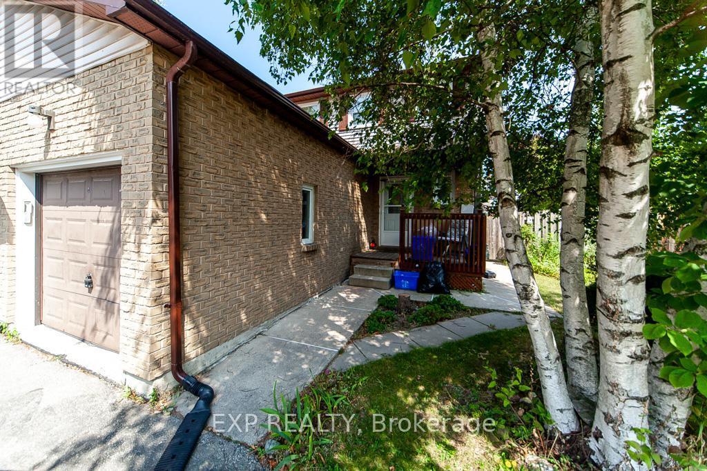 1447 Fleming Ct in Oshawa, ON - Building Photo