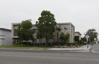 925 W La Palma Ave in Anaheim, CA - Foto de edificio - Building Photo