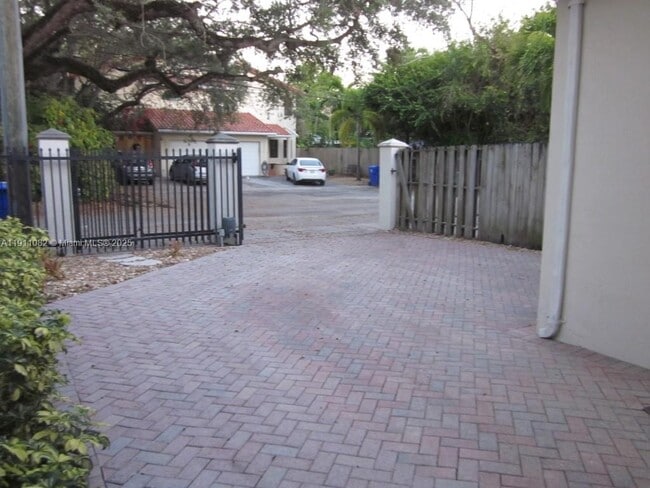 2920 Catalina St in Miami, FL - Building Photo - Building Photo