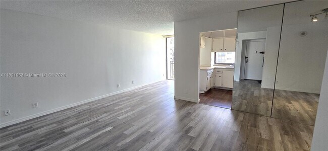 17011 N Bay Rd in Sunny Isles Beach, FL - Building Photo - Building Photo