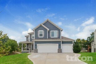 1016 SE Wood Ridge Ct in Blue Springs, MO - Building Photo