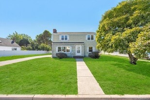 31 James St in Hicksville, NY - Building Photo