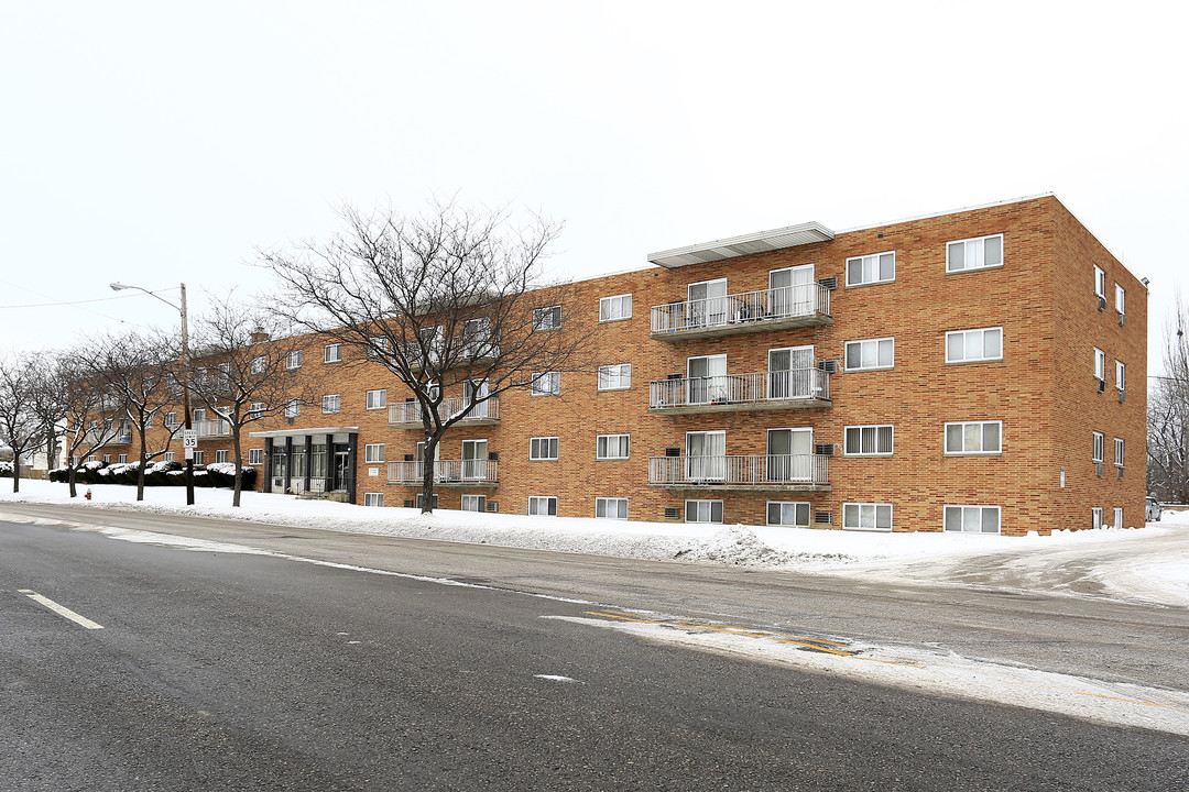 Beachland Manor in Cleveland, OH - Foto de edificio