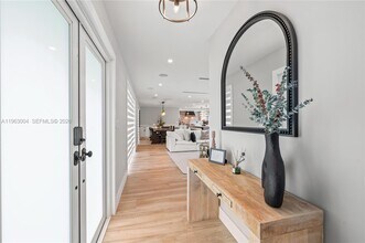 8605 SW 162nd St in Palmetto Bay, FL - Building Photo - Building Photo