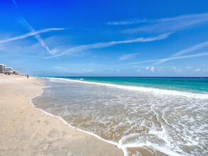 3543 S Ocean Blvd in South Palm Beach, FL - Foto de edificio - Building Photo