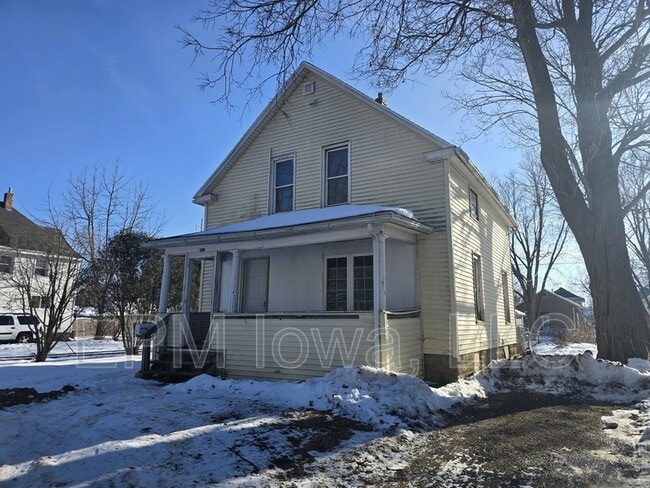 827 Dawson St in Waterloo, IA - Building Photo - Building Photo