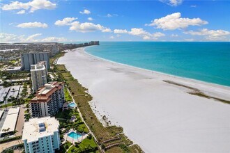 240 Seaview Ct in Marco Island, FL - Building Photo - Building Photo