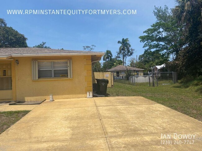 3743 Madison Ave in Ft. Myers, FL - Building Photo - Building Photo