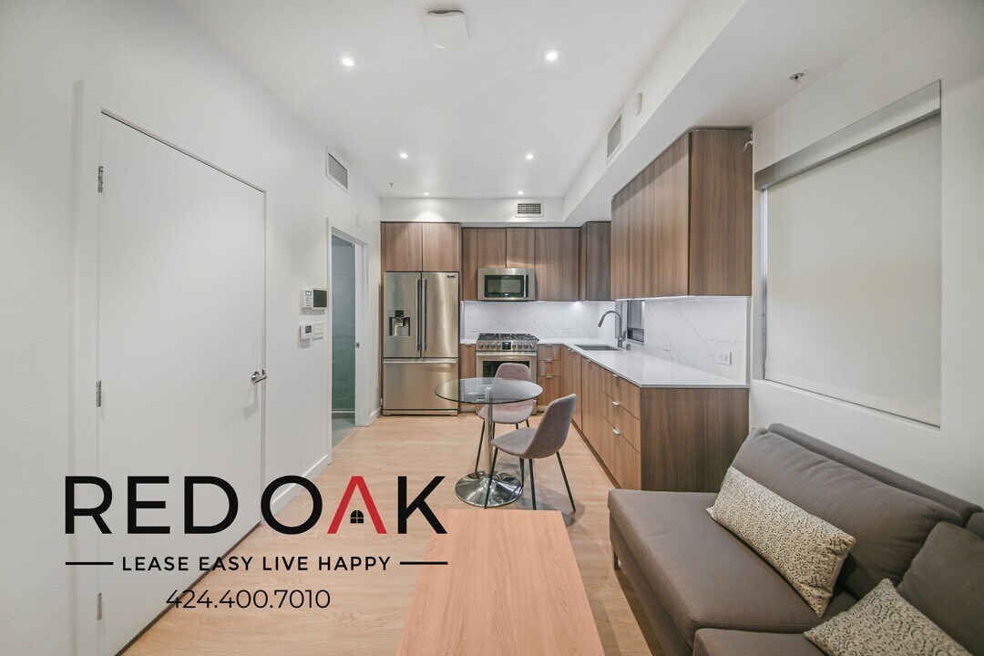 11649 Mayfield Ave in Los Angeles, CA - Building Photo