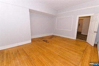 154 Undercliff Ave, Unit 1 in Edgewater, NJ - Building Photo - Building Photo
