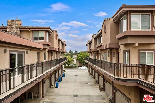 5241 Colodny Dr in Agoura Hills, CA - Foto de edificio - Building Photo