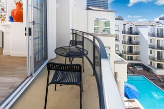 The Preston Miracle Mile Apartments in Los Angeles, CA - Foto de edificio - Building Photo