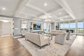 13915 Old Coast Rd in Naples, FL - Foto de edificio - Building Photo