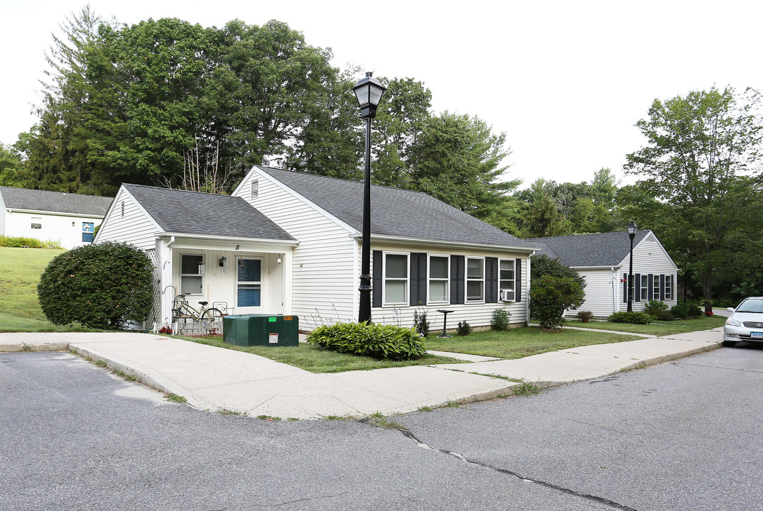 Wintergreen Apartments in Harwinton, CT - Foto de edificio