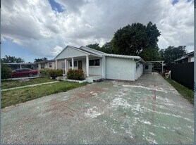 258 E 12th St in Hialeah, FL - Building Photo