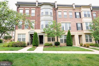 815 Fair Winds Way in Oxon Hill, MD - Foto de edificio - Building Photo