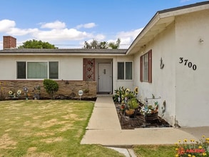 3700 Wenatchee Ave in Bakersfield, CA - Building Photo - Building Photo