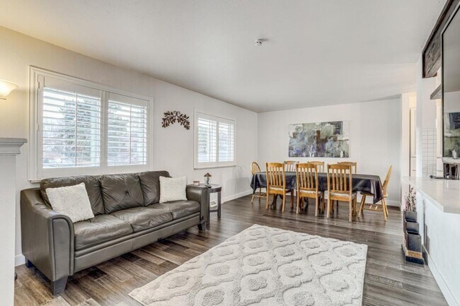 2860 S Golden Way in Denver, CO - Foto de edificio - Building Photo