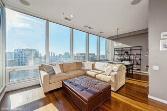 500 W Superior St, Unit 1911 in Chicago, IL - Building Photo - Building Photo