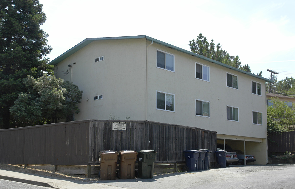 220 Arana Dr in Martinez, CA - Foto de edificio