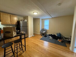 385 Dorchester St, Unit B2 in Boston, MA - Foto de edificio - Building Photo