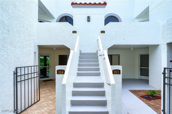 559 Beachwalk Cir in Naples, FL - Foto de edificio - Building Photo