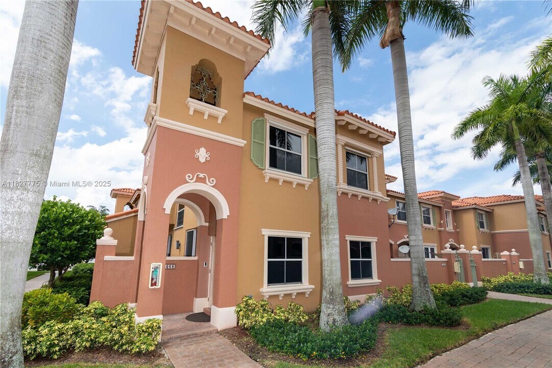10668 SW 6th St in Pembroke Pines, FL - Building Photo